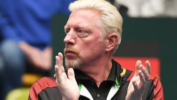 Boris Becker aplaude durante los playoffs de clasificaci&oacute;n de Copa Davis entre Alemania y Hungr&iacute;a.