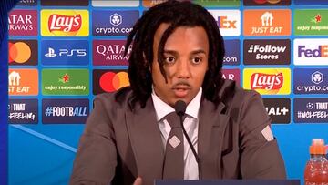 Koundé durante la rueda de prensa previa al partido de Champions League contra el Mónaco.