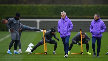 Mourinho en el entrenamiento del Tottenham ayer.