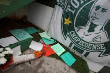 Los hinchas de Chapecoense lloran a sus jugadores.