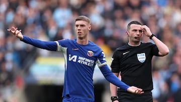 Cole Palmer y Michael Oliver, jugador del Chelsea y árbitro del partido, durante la semifinal de la FA Cup.