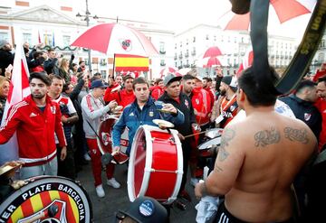 Los hinchas de River se concentraron en la Puerta del Sol antes del partido de mañana.