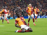 ISTANBUL (Turkey), 17/02/2026.- Galatasaray's Davinson Sanchez (C) celebrates after scoring the 3-2 goal during the UEFA Champions League play-offs 1st leg match between Galatasaray SK and Juventus FC, in Istanbul, Turkey, 17 February 2026. (Liga de Campeones, Turquía, Estanbul) EFE/EPA/TOLGA BOZOGLU