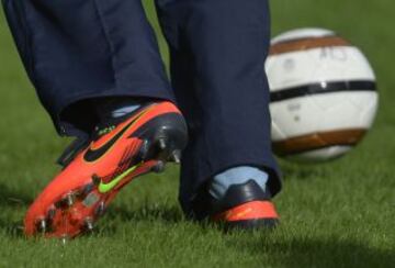 Partido entre los clubes de aficionados Polytechnic FC (azul) y el Civil Service FC en los jardines del Buckingham Palace. El príncipe William con las botas de Wayne Rooney.