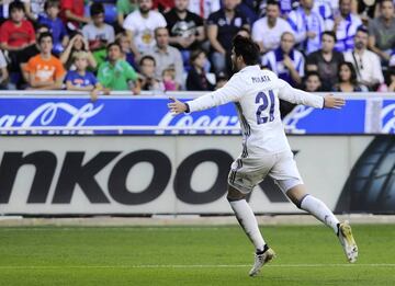 Morata celebrates his fabulous finish at Alavés on Saturday.