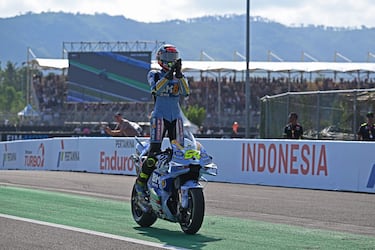 El piloto murciano celebra sobre su moto su primer triunfo en la categoría reina del mundial de motociclismo.
