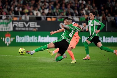 El jugador del Barcelona, Roony Bardghji, marca el 1-3 al Betis. 