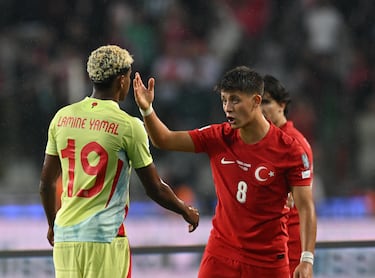 Durante el duelo entre la selección española y Turquía saltaron chispas entre los jóvenes jugadores del Fútbol Club Barcelona y el Real Madrid. Güler se disponía a sacar una falta, Lamine Yamal se colocó delante del balón impidiéndolo y el turco le lanzó un empujón al jugador del club blaugrana. 