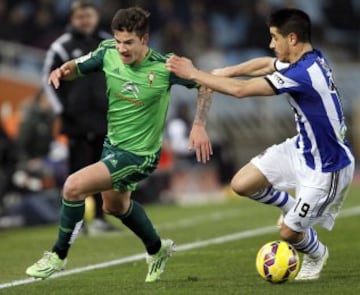 El jugador de la Real Sociedad Íñigo Martínez lucha un balón con Fontás, del Celta de Vigo.