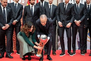 La presidenta de la Comunidad de Madrid, Isabel Díaz Ayuso, junto al presidente del Real Madrid, Florentino Pérez.