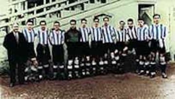 71 AÑOS LOS SEPARAN. En la foto superior, de izquierda a derecha, los futbolistas Fede, Urquiri, Jauregui, Beristain, Albeniz, Ciriaco, Antero, Arsenio, Olivares, Lecue y Quincoces, que situaron al Alavés en el liderato en la tercera jornada de Liga. Abajo, los líderes de hoy.