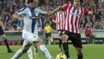 El centrocampista del Espanyol Víctor Sánchez, disputa un balón con Ander Iturraspe, futbolista del Athletic durante la victoria del equipo basco.