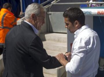 Los entrenadores del RCD Espanyol, el mexicano Javier Aguirre (i), y de la UD Almería, Francisco Rodríguez, se saludan al inicio del partido entre ambos equipos, correspondiente a la 35ª jornada de Liga BBVA, disputado esta mañana en Cornellá-El Prat. 