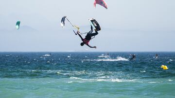 Un competidor vuela alto (y del rev&eacute;s) sobre el agua de la playa de Valdevaqueros (Tarifa, C&aacute;diz, Espa&ntilde;a) durante la Copa del Mundo Junior de Kitesurf de la GKA el 11 de septiembre del 2022. 