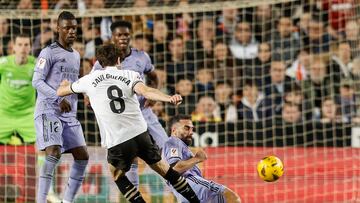 Javi Guerra durante el partido ante el Real Madrid.