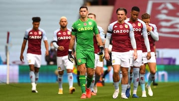 Los jugadores del Aston Villa, con Emiliano Martínez y Jack Grealish al frente, salen al campo para disputar un partido de Premier League.