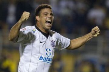 En 2010, realizó una excelente fase de grupos con Corinthians, en octavos de final enfrentó a Flamengo que los dejó en el camino. En aquella edición, anotó tres goles.