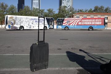 La Empresa Municipal de Transportes de Madrid ha presentado unos autobuses eléctricos para el derbi del domingo entre el Atlético de Madrid y el Real Madrid.