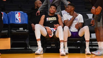 Giannis Antetokounmpo con su hermano Kostas Antetokounmpo antes del partido entre Milwaukee Bucks y Los Angeles Lakers.