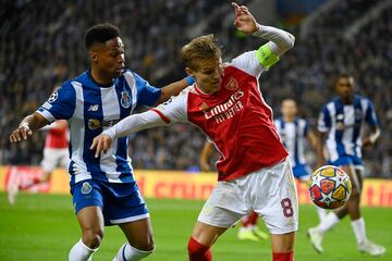 FC Porto's Brazilian defender #18 Wendell fights for the ball with Arsenal's Norwegian midfielder #08 Martin Odegaard during the UEFA Champions League last 16 first leg football match between FC Porto and Arsenal FC at the Dragao stadium in Porto on February 21, 2024. (Photo by MIGUEL RIOPA / AFP)