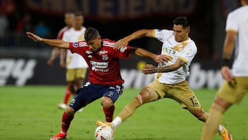 AMDEP2692. MEDELLÍN (COLOMBIA), 29/05/2024.- Pablo Lima (i) de Independiente disputa un balón con Héctor Cuellar de Always este miércoles, en un partido de la fase de grupos de la Copa Sudamericana entre Independiente Medellín y Always Ready en el estadio Atanasio Girardot en Medellín (Colombia). EFE/ Luis Eduardo Noriega Arboleda