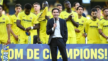 VILLARREAL (CASTELLÓN), 25/05/2025.- El entrenador del Villarreal, Marcelino García Toral, interviene durante la celebración de la clasificación del equipo a próxima edición de la Liga de Campeones, tras el partido de la jornada 38 de LaLiga EA Sports que Villarreal y Sevilla han disputado este domingo en el Estadio de la Cerámica. EFE/Andreu Esteban