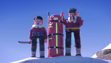 Los tres protagonistas del corto Hors Piste miran con asombro cómo el helicóptero de rescate explota al caer por una montaña. El cortometraje ha recibido múltiples premio.