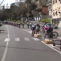 Brutal golpe y caída de Carr en la Tirreno-Adriático: parece un milagro que pudiera continuar...