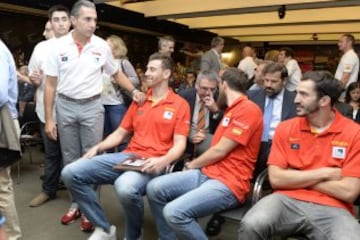 El acto tambi¨¦n sirvi¨® para despedir a los doce que este mi¨¦rcoles pondr¨¢n rumbo a Berl¨ªn para disputar la primera fase del Eurobasket, donde se estrenar¨¢ el s¨¢bado ante la Serbia subcampeona de Djordjevic