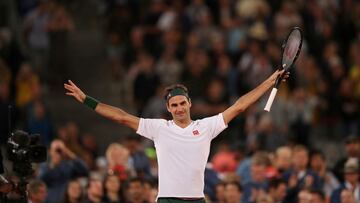 Roger Federer celebra su victoria ante Rafa Nadal en el partido de exhibici&oacute;n &#039;Match In &Aacute;frica&#039; de Ciudad del Cabo.