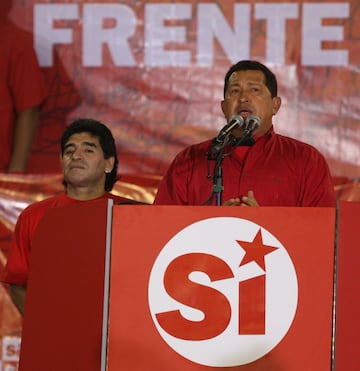 28 de enero de 2009 Diego Maradona durante  una ceremonia en Caracas junto al presidente venezolano Hugo Chávez