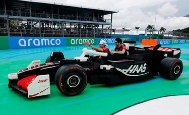 Durante el Gran Premio de Miami 2025, los 20 pilotos de Fórmula 1 desfilaron en réplicas a tamaño real de sus monoplazas, construidas con aproximadamente 400.000 piezas de LEGO cada una. Estas versiones eléctricas, con neumáticos Pirelli reales, alcanzaban hasta 20 km/h y fueron creadas en colaboración con LEGO. El desfile reemplazó al tradicional camión de presentación, ofreciendo una experiencia más creativa, que generó entusiasmo tanto en la pista como entre los espectadores. La iniciativa busca acercar el espectáculo de la F1 a los fans.