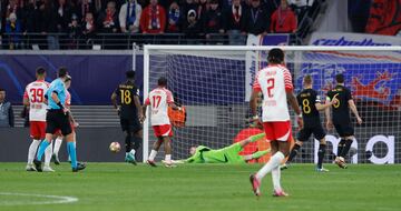 Dani Olmo dispara con la derecha desde fuera del área y el guardameta ucraniano desvía el balón a córner con la mano derecha.