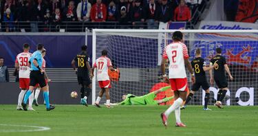 Dani Olmo dispara con la derecha desde fuera del área y el guardameta ucraniano desvía el balón a córner con la mano derecha.