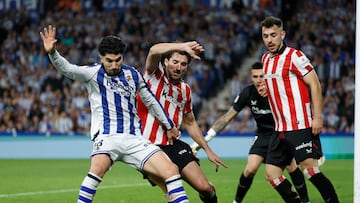 SAN SEBASTIÁN, 04/03/2026.- El centrocampista de la Real Sociedad, Carlos Soler (i), disputa el balón ante el defensa del Athletic Club, Dani Vivian, durante el encuentro correspondiente a la vuelta de las semifinales de la Copa del Rey que disputan este miércoles Real Sociedad y Athletic Club en el estadio de Anoeta, en San Sebastián. EFE / Javier Etxezarreta.