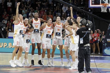 Las jugadoras españolas celebran su medalla de bronce tras ganar a Bélgica  67-60.