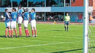 <b>A PUNTO. </b>Bojan estuvo cerca de darle a España otro tanto con este gran lanzamiento de falta. El balón rozó el poste.