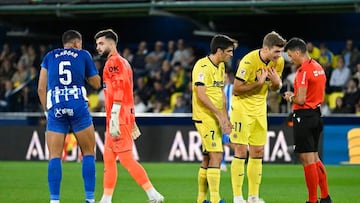 Los jugadores del Villarreal protestan una decisión al árbitro Gil Manzano durante el partido ante el Alavés.