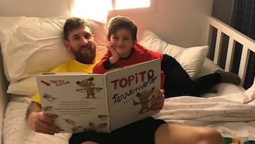 Papa Messi: Leo sube una foto leyéndole un libro a su hijo