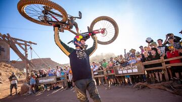 El piloto de MTB Brandon Semenuk levanta su bicicleta de montaña tras ganar el Red Bull Rampage, el evento más importante de Mountain Bike Freeride que se celebra anualmente en otoño en el desierto de Virgin (Utah, Estados Unidos).