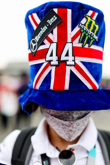 Durante la práctica del Gran Premio de Japón, desarrollado en el circuito de Suzuka, se ha podido ver un desfile de los sombreros más variopintos.