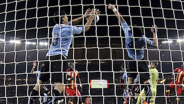 Luis Suárez hace mano ante Ghana.