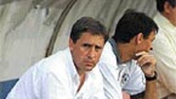 <b>CARA Y CRUZ</b>. Balta seguirá en el banquillo del Salamanca, mientras que Pepe Acebal dejó ayer de ser entrenador del Sporting de Gijón.