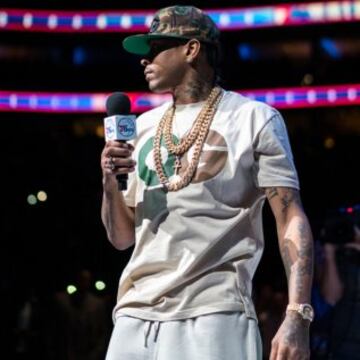 Los Sixers rindieron homenaje a Allen Iverson haci¨¦ndole entrega de la chaqueta especial que le reconoce como miembro del Sal¨®n de la Fama.