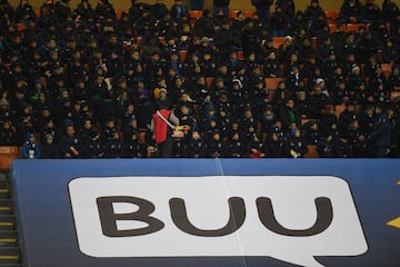 Una parte de la grada del estadio del Inter fue clausurada tras los insultos racistas a Koulibaly. Hoy ha estado llena de niños en el partido contra el Sassuolo.