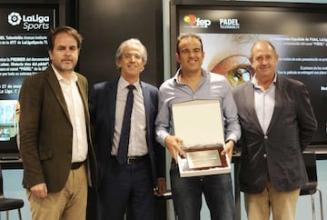 Ram&oacute;n Morcillo, en el centro, y Jos&eacute; Luis Amoroto, a la derecha, en una gala de premiaci&oacute;n con el deportista Willy Lahoz.