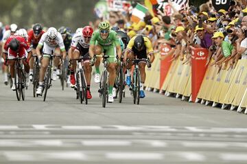 El ciclista alem芍n Marcel Kittel, del equipo Quick Step Floors, llegando al sprint a la linea de meta