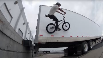 Julián Molina grinda un camión en BMX