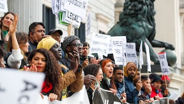 MADRID, 21/12/2022.- Representantes de más de 900 organizaciones se concentran en el exterior del Congreso este miércoles con motivo de su entrega de cajas con firmas para la regularización extraordinaria de personas migrantes. EFE/ Juan Carlos Hidalgo