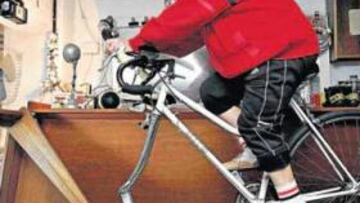 <b>ENTRENAMIENTO DIARIO. </b>Sea sobre el rodillo que ven en la imagen, sea en la carretera, Guillermo Timoner no deja ni un sólo día la bicicleta.